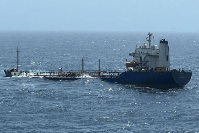 Filippin bayrog'i ostida 1,4 million litr mazut olib ketayotgan tanker Manila ko'rfazida cho'kib ketdi