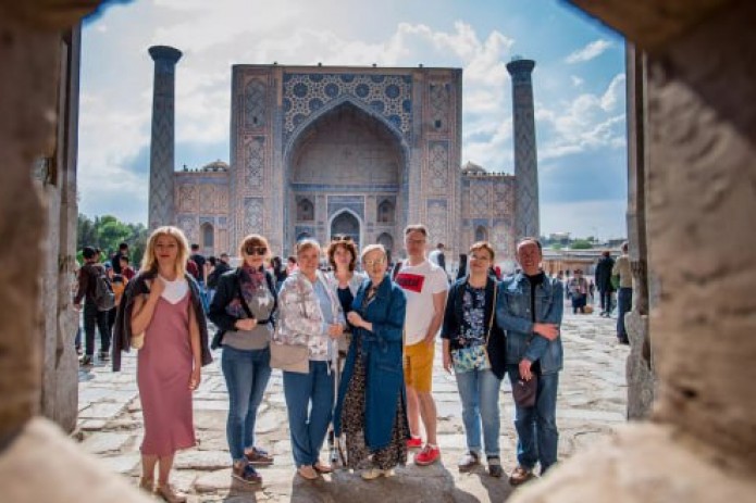 Katta toplar bilan tranny fotosurati