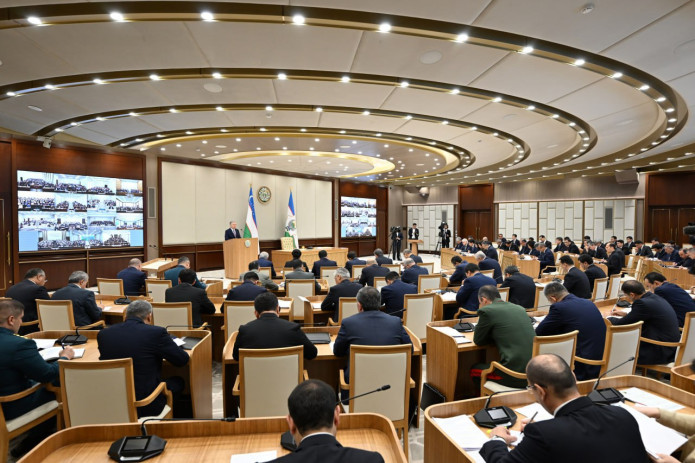 Shavkat Mirziyoyev: Tuman tashkilotlari o‘zini “nazoratchi” deb biladi, aholi og‘irini yengil qilish bo‘yicha xizmat ko‘rsatish yo‘q!