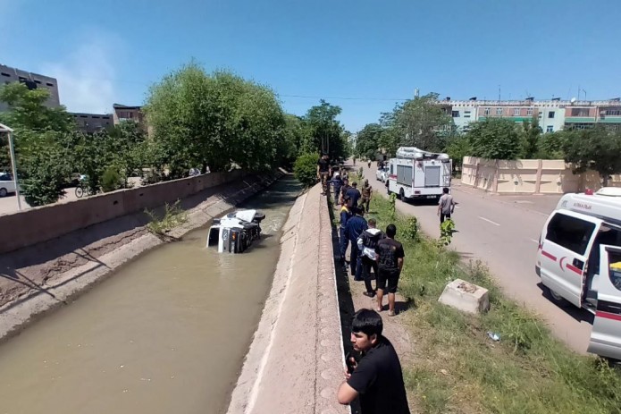 Toshkent viloyatida Damas kanalga tushib ketdi