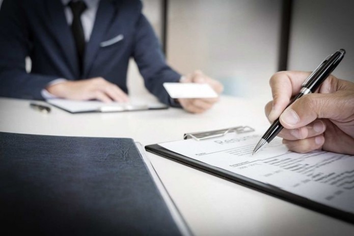 Uning boshini dumbalari bilan siqib, uni yalashga majbur qildi.