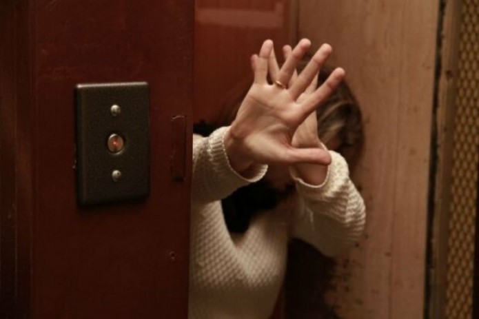 В Ташкенте неизвестный напал на девушку в лифте