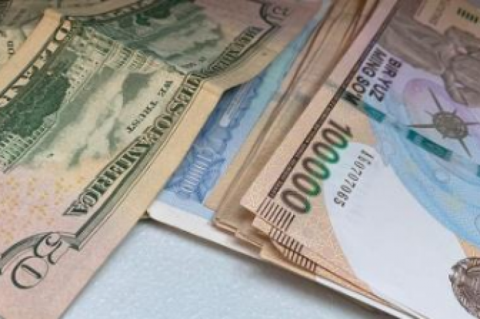 Курс доллара в Узбекистане растет четвертую неделю подряд