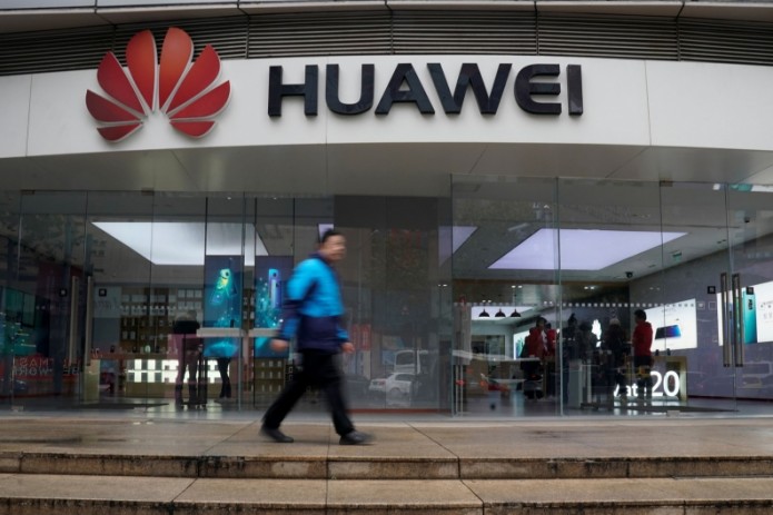 Компания Huawei подала в суд на США