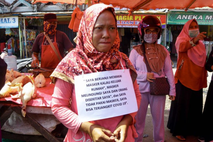В Индонезии нарушителей карантина обязали перечитывать Коран