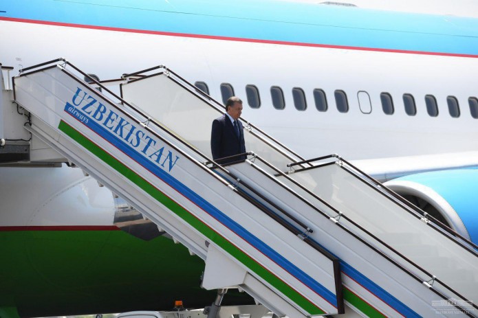 Президент завершил поездку в Андижан и вернулся в Ташкент