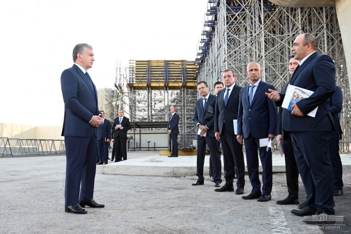 Шавкат Мирзиёев ознакомился с ходом строительства второго этапа надземного кольцевого метро Ташкента