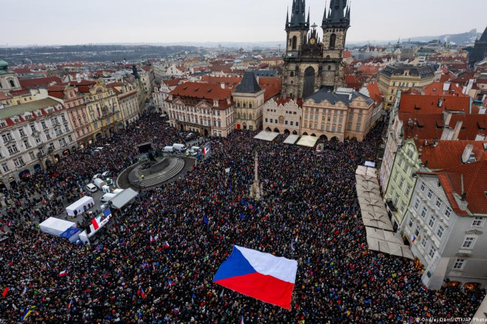 Chexiya poytaxtida minglab odamlar mamlakat prezidentini qo‘llab-quvvatlab, mitingga chiqdi