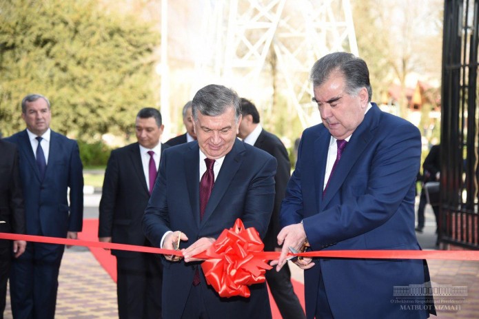 Шавкат Мирзиёев и Эмомали Рахмон посетили выставку продукции Узбекистана