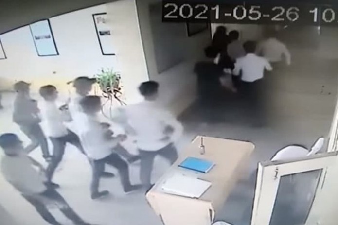 В Самарканде по факту избиения замдиректора школы возбудили уголовное дело