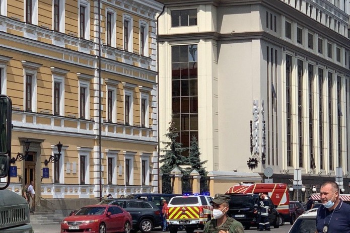 Гражданин Узбекистана захватил банк в Киеве и обещает его взорвать