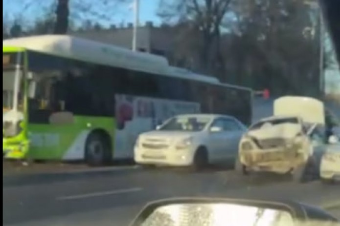 Toshkent shahrida yo'lovchi avtobus va "Nexia" ishtirokida YTH sodir bo'ldi