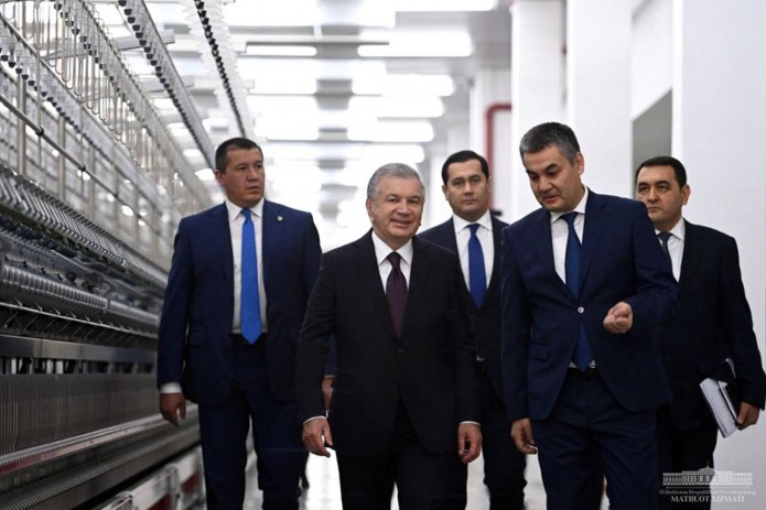 Shavkat Mirziyoyev Farg'onadagi “Global textile infinity” korxonasini ko‘zdan kechirdi