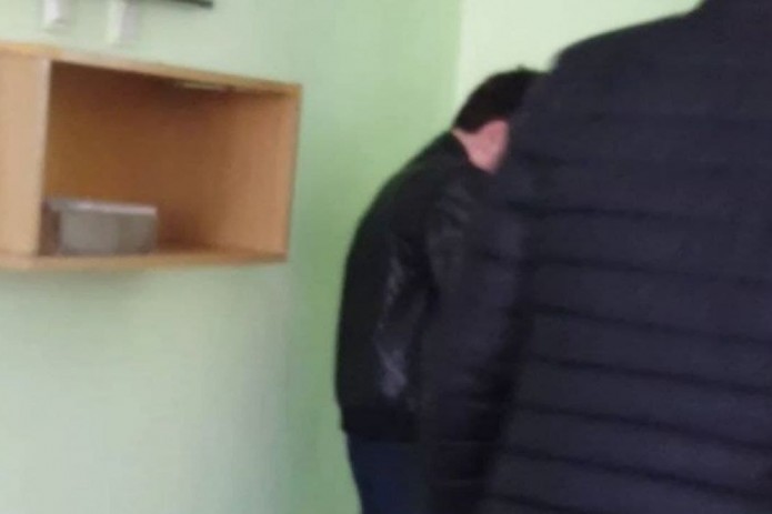 В Кашкадарье сын сотрудника прокуратуры справил нужду в классе