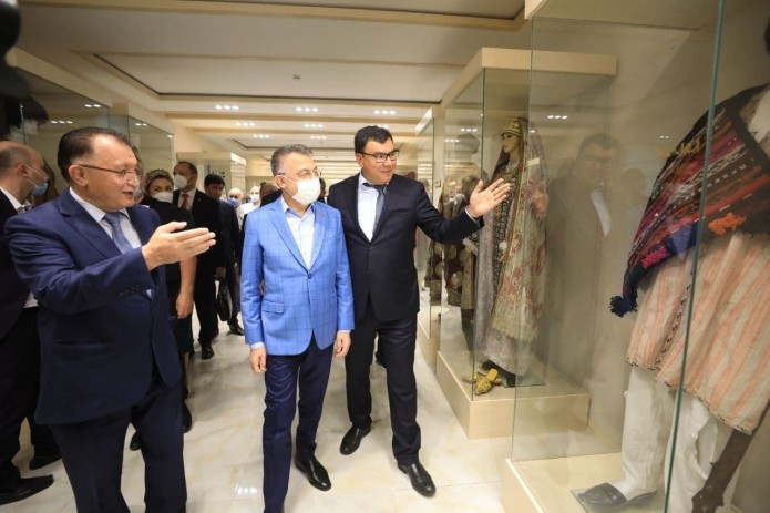 Turkiya vitse-prezidenti Samarqanddagi “Ipak yo‘li” xalqaro turizm universitetiga tashrif buyurdi