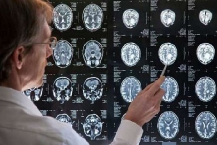 Rossiyalik ayol erining jinsiy azosini hammomda yuvadi.