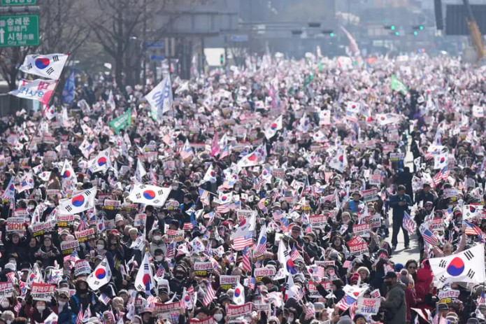 Yonhap: Yun Sok Yolning tarafdorlari Seuldagi sud binosida tartibsizliklar uyushtirdi