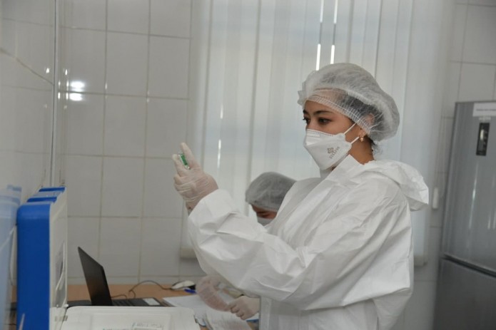 В Узбекистане запустили массовую вакцинацию лиц старше 18 лет. А привившимся студентам предоставят скидку на оплату контракта