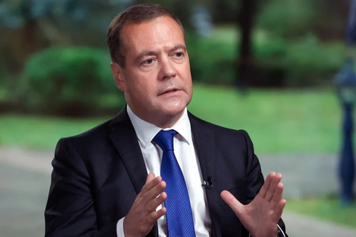 Medvedev mavsumiy muhojirlar o'z oilasini Rossiyaga olib kelishini taqiqlashni taklif qildi