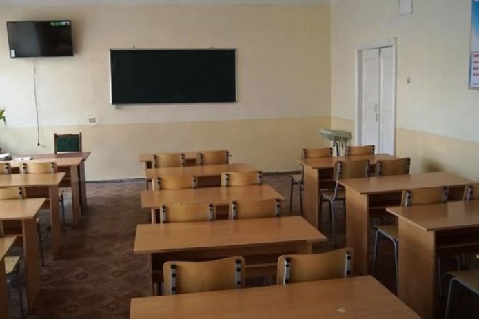Qashqadaryodagi maktablarning birida sinfxona ta'miri uchun pul yig'ilayotgani haqida xabarlar tarqaldi