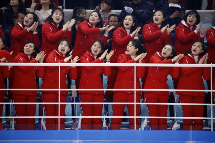 Северокорейские болельщицы необычно поддерживают спортсменов на Олимпиаде