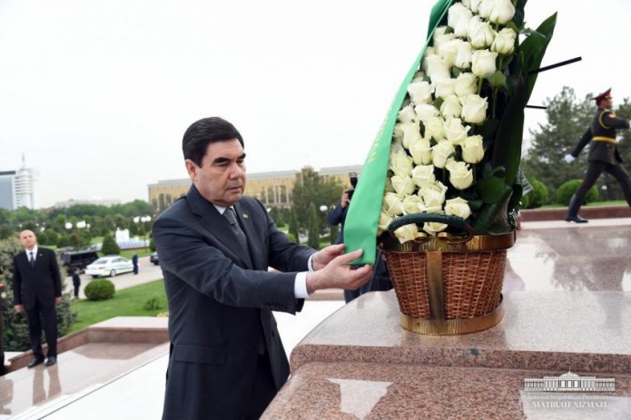 Президент Туркменистана возложил цветы к монументу Независимости и гуманизма