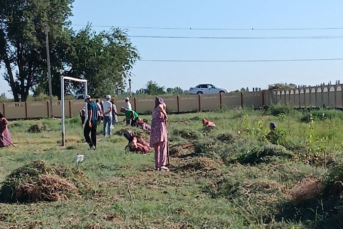 Xorazmda o‘qituvchilar maktabni tozalash ishlariga jalb qilindi