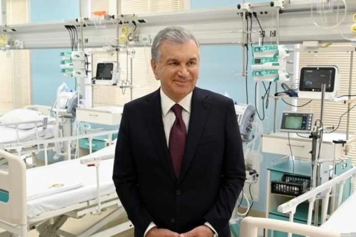 Президент Республика ихтисослаштирилган она ва бола саломатлиги илмий-амалий тиббиёт марказининг бир гуруҳ ходимларини мукофотлади