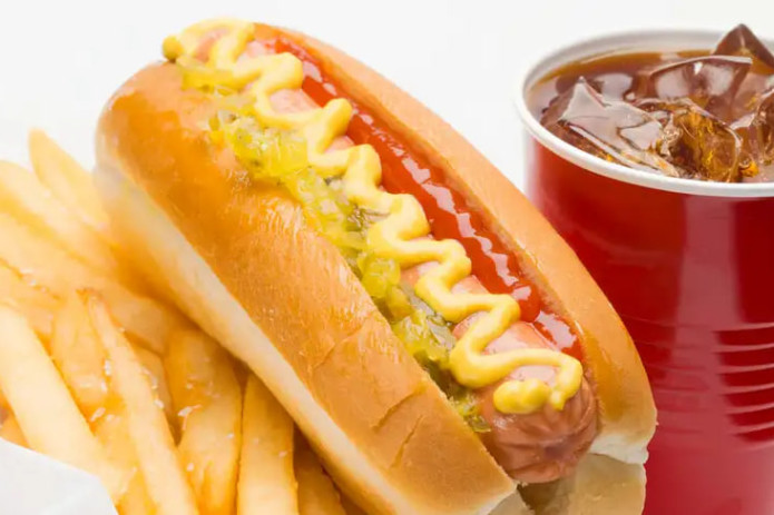 Buyuk Britaniya bolalarga zararli taomlarni reklama qilishni taqiqladi