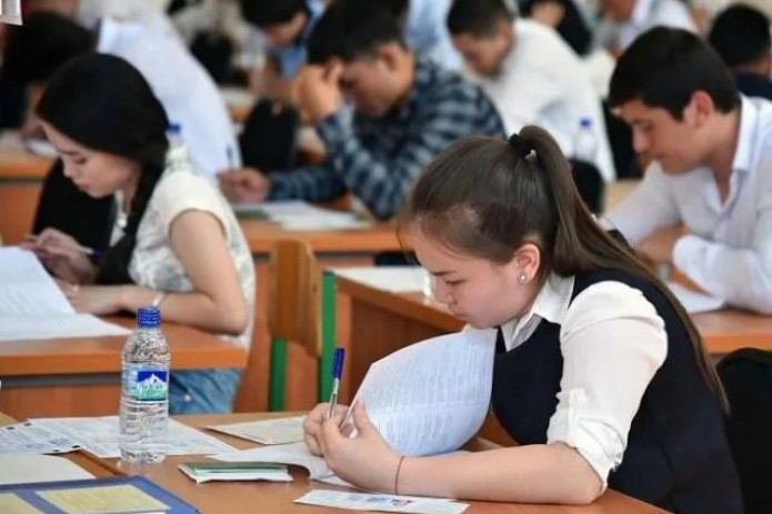 Davlat granti uchun ajratilgan o‘rinlarning 77 foizini joriy yilgi maktab bitiruvchilari egallagan — vazirlik
