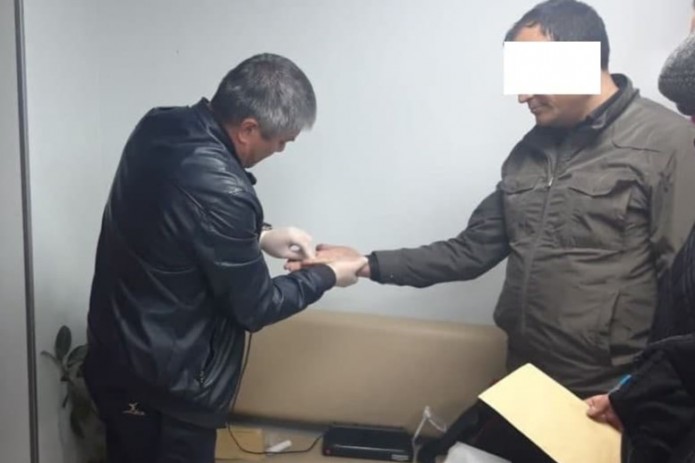 Yangiyo'l tumani kadastr agentligi  boshlig'i pora bilan ushlandi