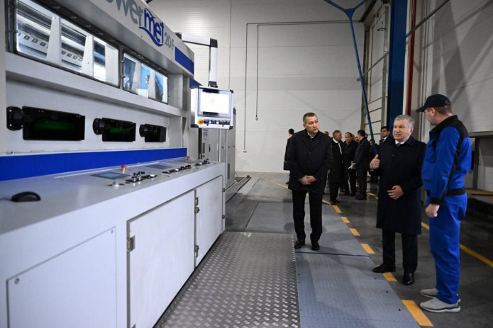 Prezident “Sirdaryo” erkin iqtisodiy zonasida faoliyat yuritayotgan “Invest Asia” korxonasida boʻldi