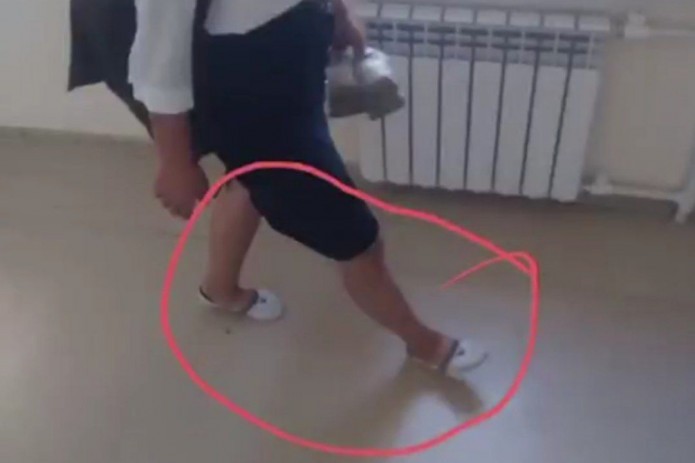 В одной из школ Андижана учеников заставили ходить босиком, чтобы те не испортили новый линолеум