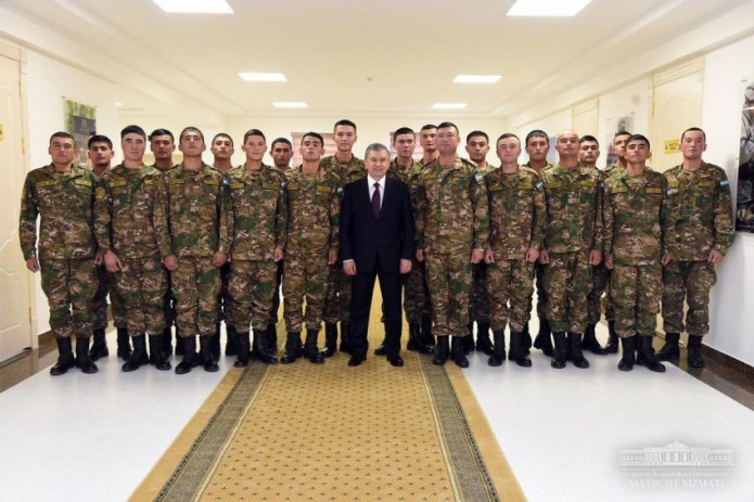 Президент Шавкат Мирзиёев посетил Нукусский гарнизон