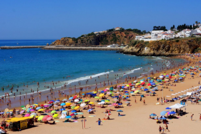 Португалия готова принимать туристов