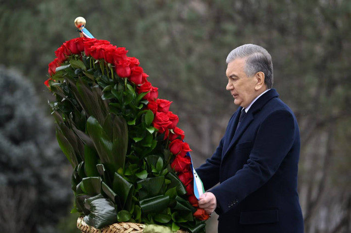 Shavkat Mirziyoyev Islom Karimov haykali poyiga gulchambar qo‘ydi — foto