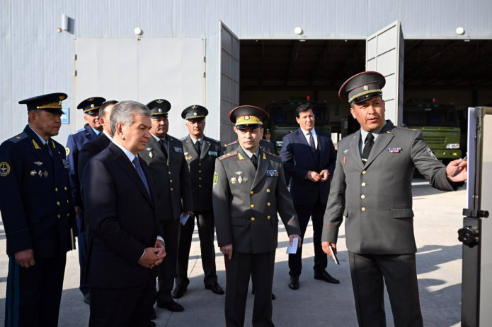 Oliy Bosh Qoʻmondon harbiy qismdagi sharoitlarni koʻzdan kechirdi