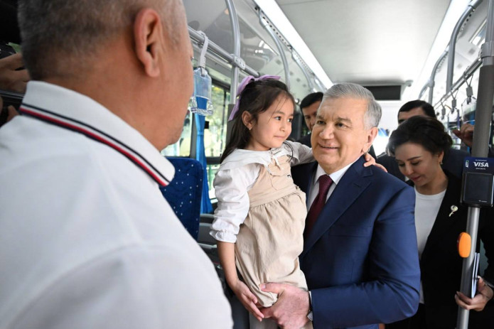 Prezident zamonaviy yechimlar asosida yangilangan ko‘chani ko‘zdan kechirdi