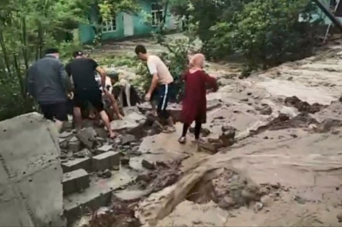 Namanganda sel kelishi oqibatida 16 va 14 yoshli opa-singilni devor bosib qoldi