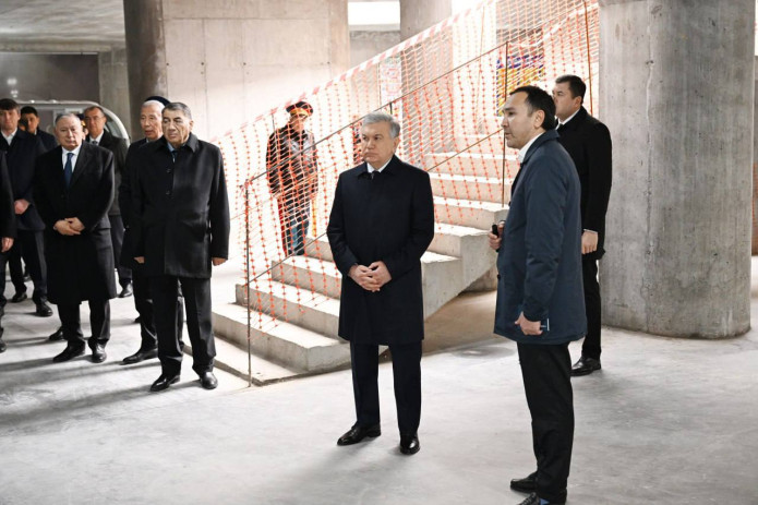 Prezident Qurilish va uy-joy kommunal xoʻjaligi vazirligining yangi binosini borib koʻrdi