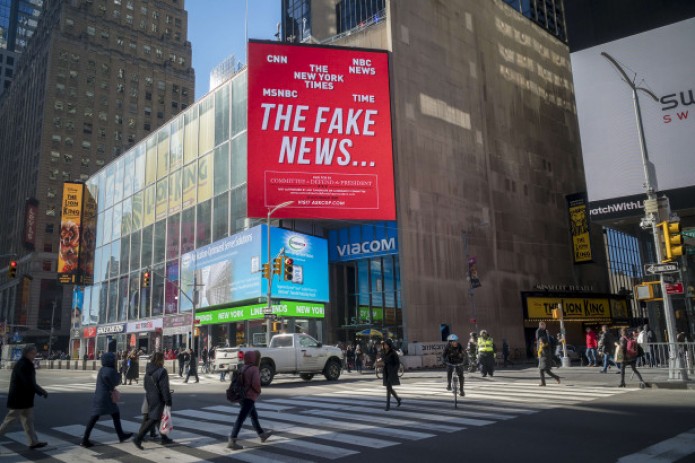 Газетный киоск, полный фейковых новостей, появился в Нью-Йорке