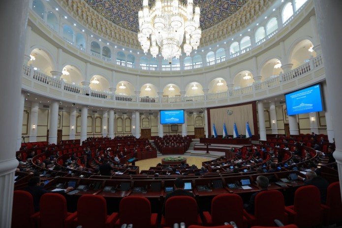 Men külotlarimni holladim Rus qiz veb-kamerada onanizm qiladi