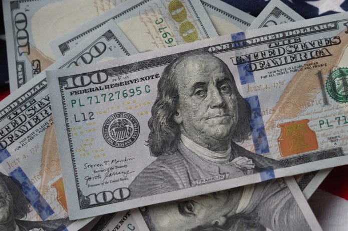 Credit Suisse: AQSHning tashqi qarzi tufayli dunyo Markaziy banklari dollardan ommaviy ravishda voz kechmoqda