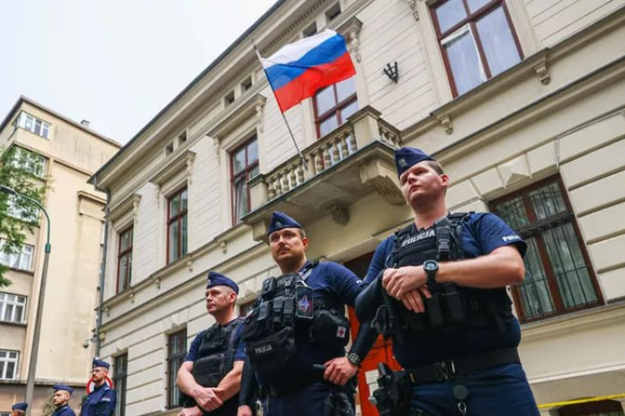 Polsha Rossiyaning Krakovdagi bosh konsulxonasini yopib, diplomatlarni chiqarib yuboradi
