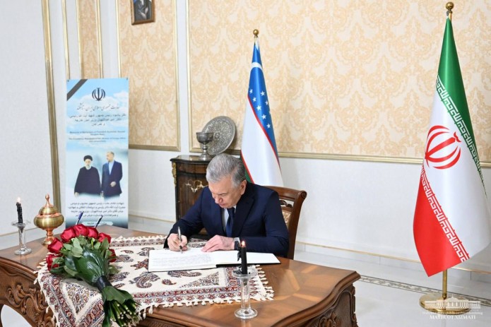 Prezident Shavkat Mirziyoyev Eronning Toshkentdagi elchixonasiga tashrif buyurdi