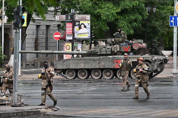 Mafiyalar tartibsizliklari tufayli Ekvador poytaxtiga tanklar olib kirildi