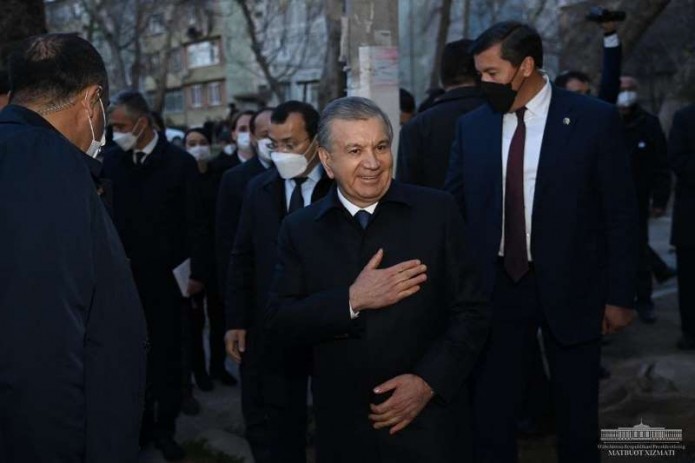 Президент посетил махаллю Ифтихор в городе Чирчик и поговорил с жителями
