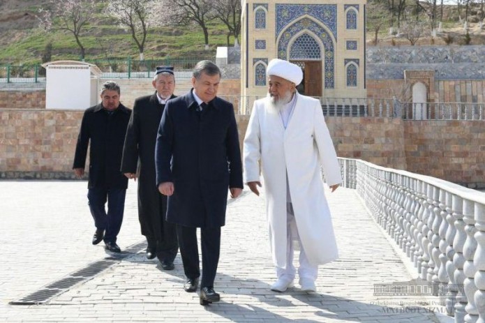Президент посетил обновленный комплекс «Чашма» в Нуратинском районе