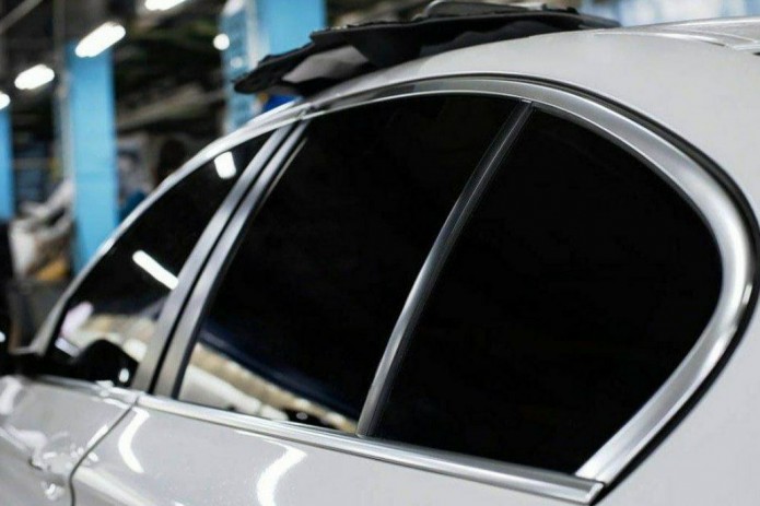 Avtomobil oynalarini to'liq qoraytirish narxi 2,4 million so’m etib belgilandi