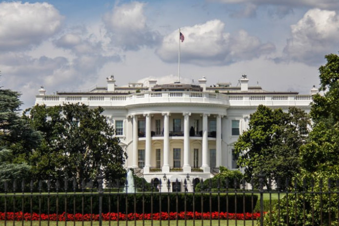 Oq uy: Tramp Rossiya va Ukraina o‘rtasida doimiy sulh bo‘lishini istaydi